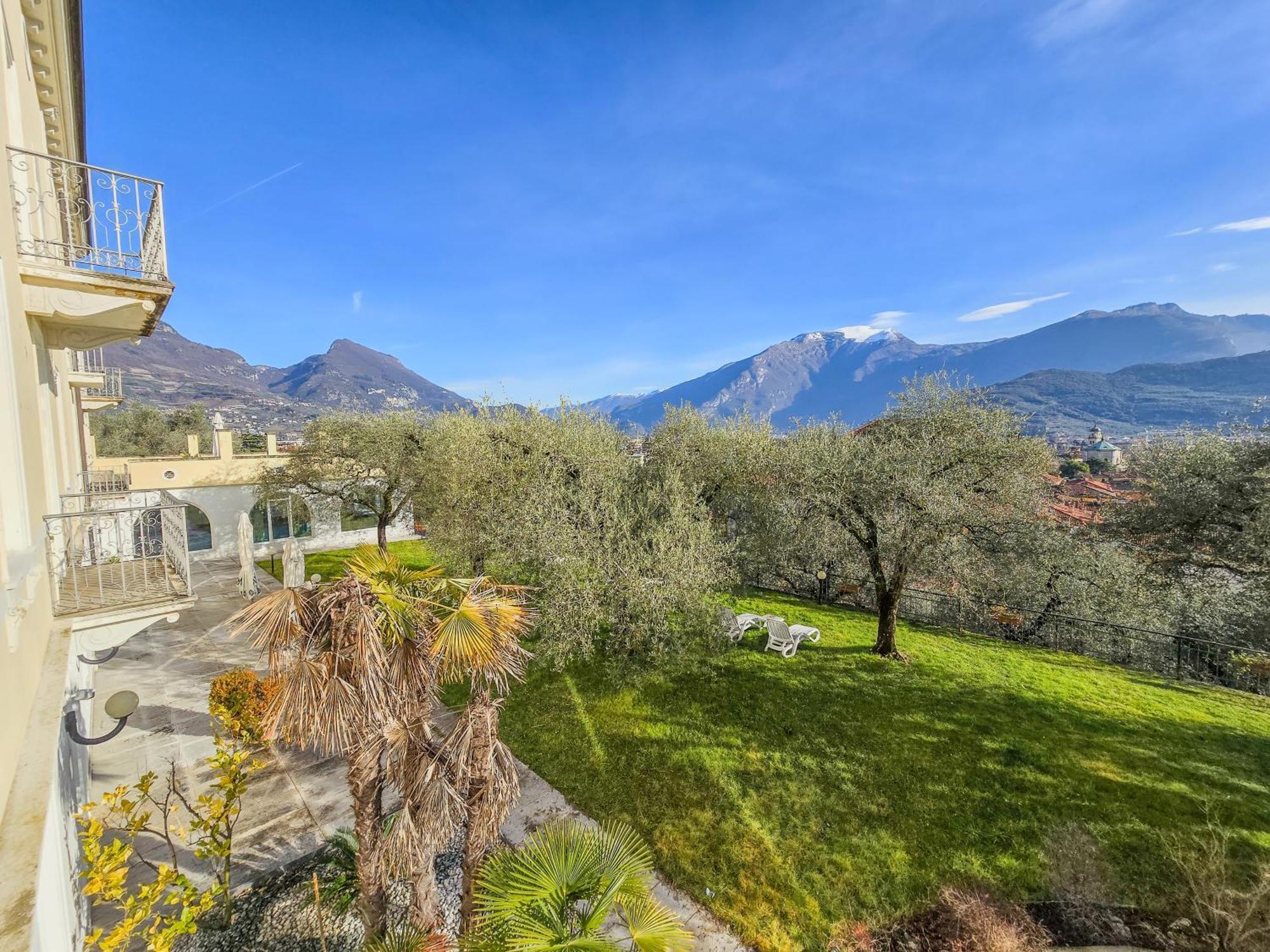 Aparthotel Englovacanze Riva del Garda Exterior photo