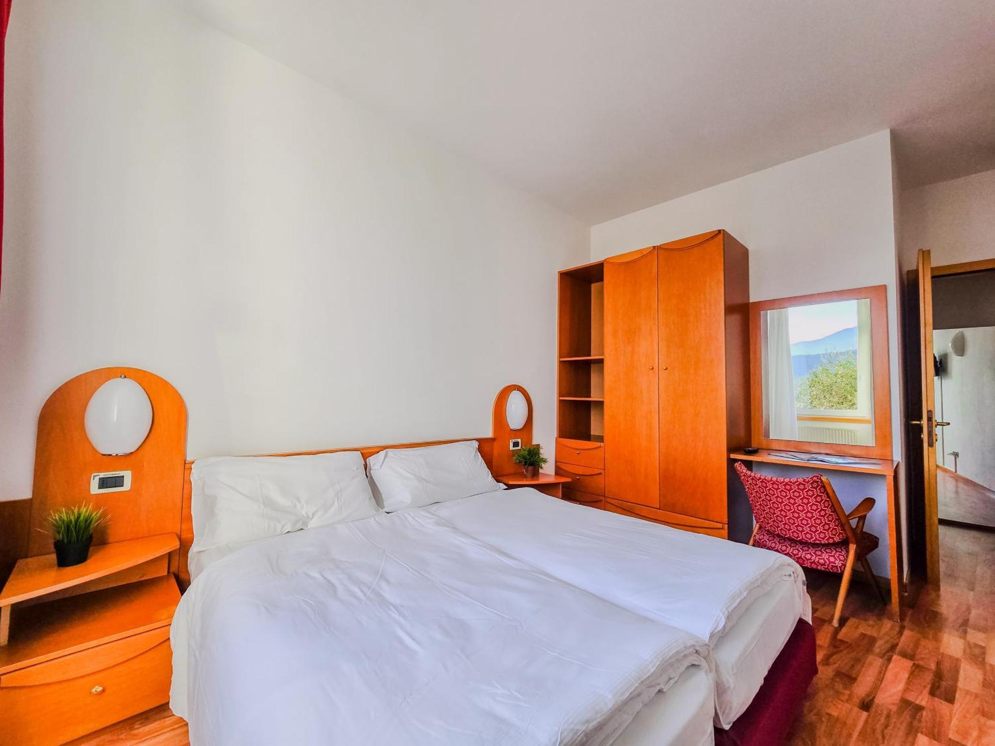 Aparthotel Englovacanze Riva del Garda Exterior photo