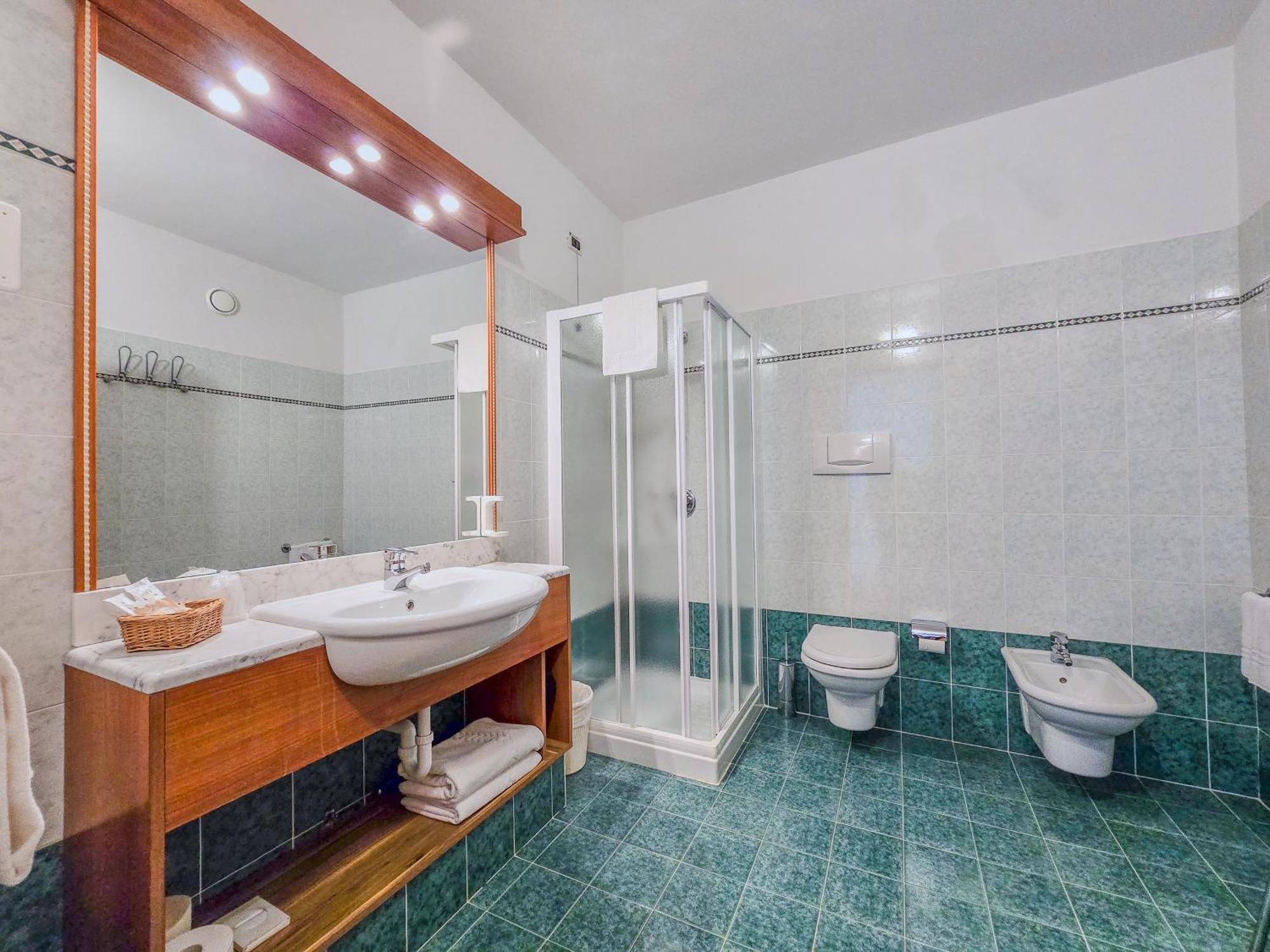 Aparthotel Englovacanze Riva del Garda Exterior photo