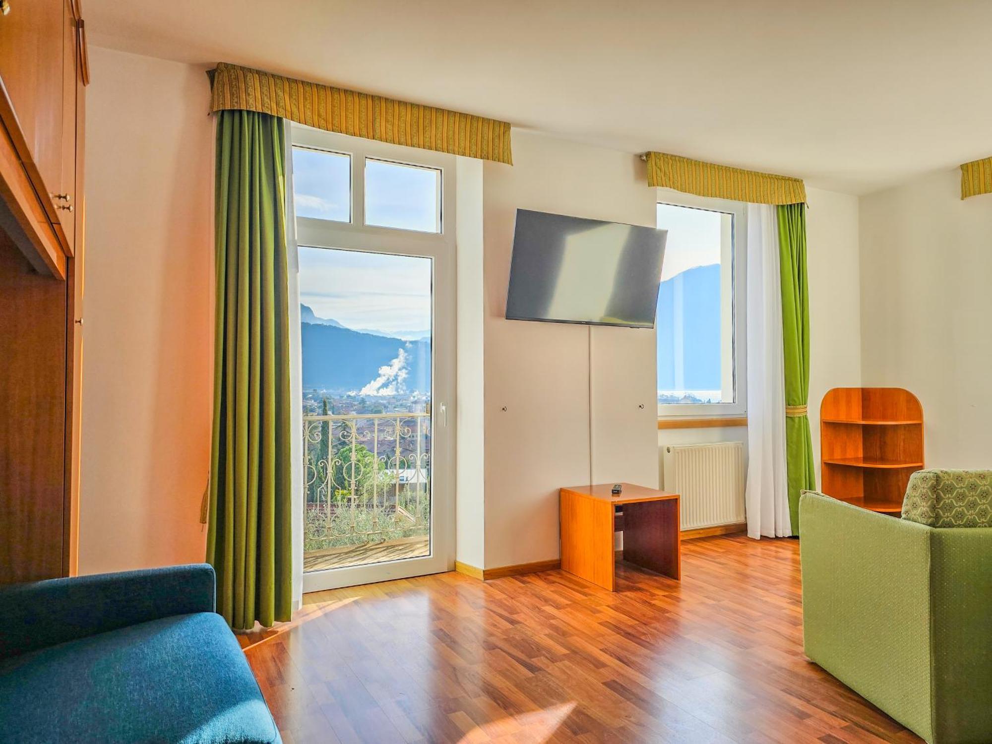 Aparthotel Englovacanze Riva del Garda Exterior photo