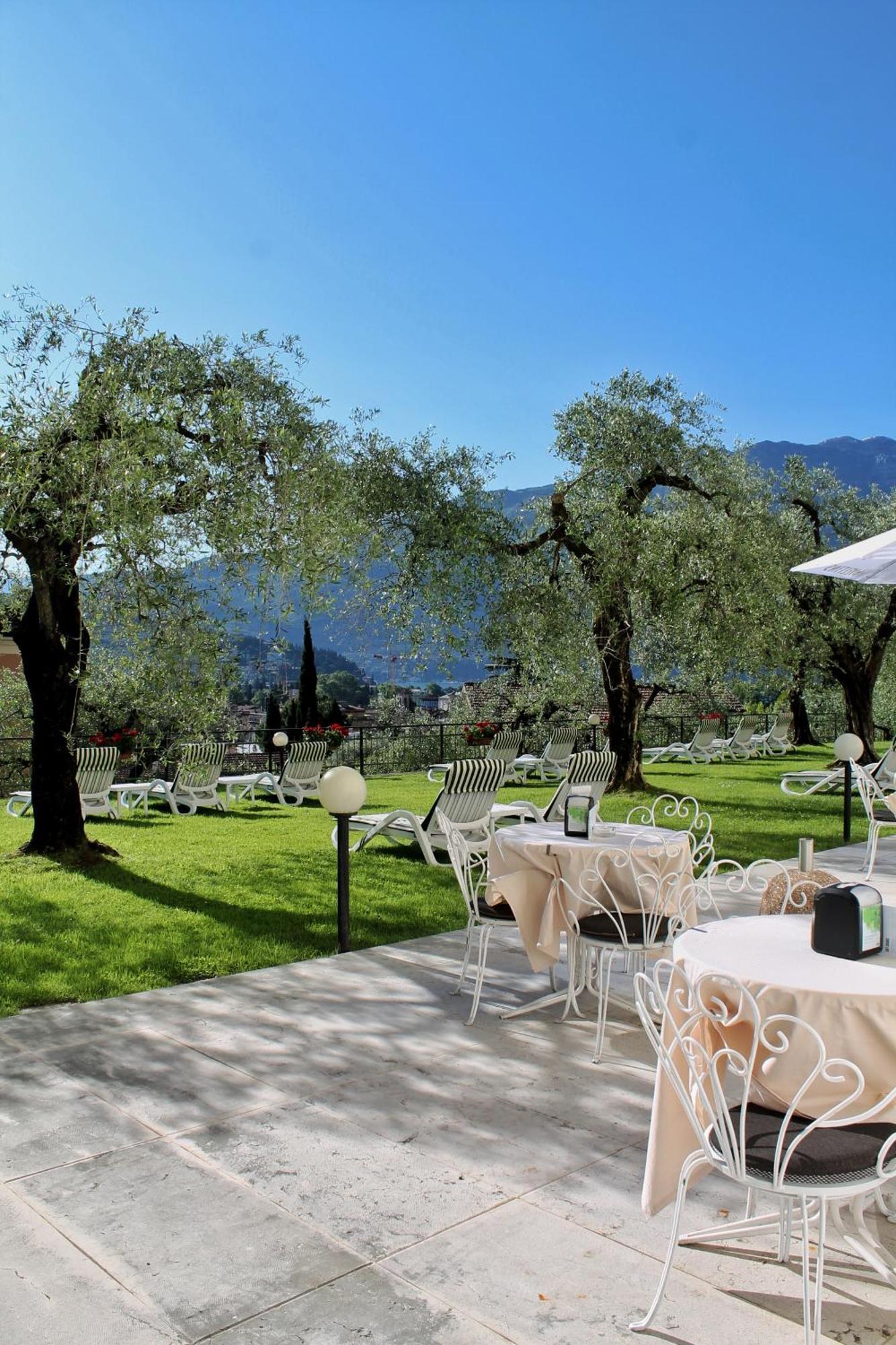 Aparthotel Englovacanze Riva del Garda Exterior photo