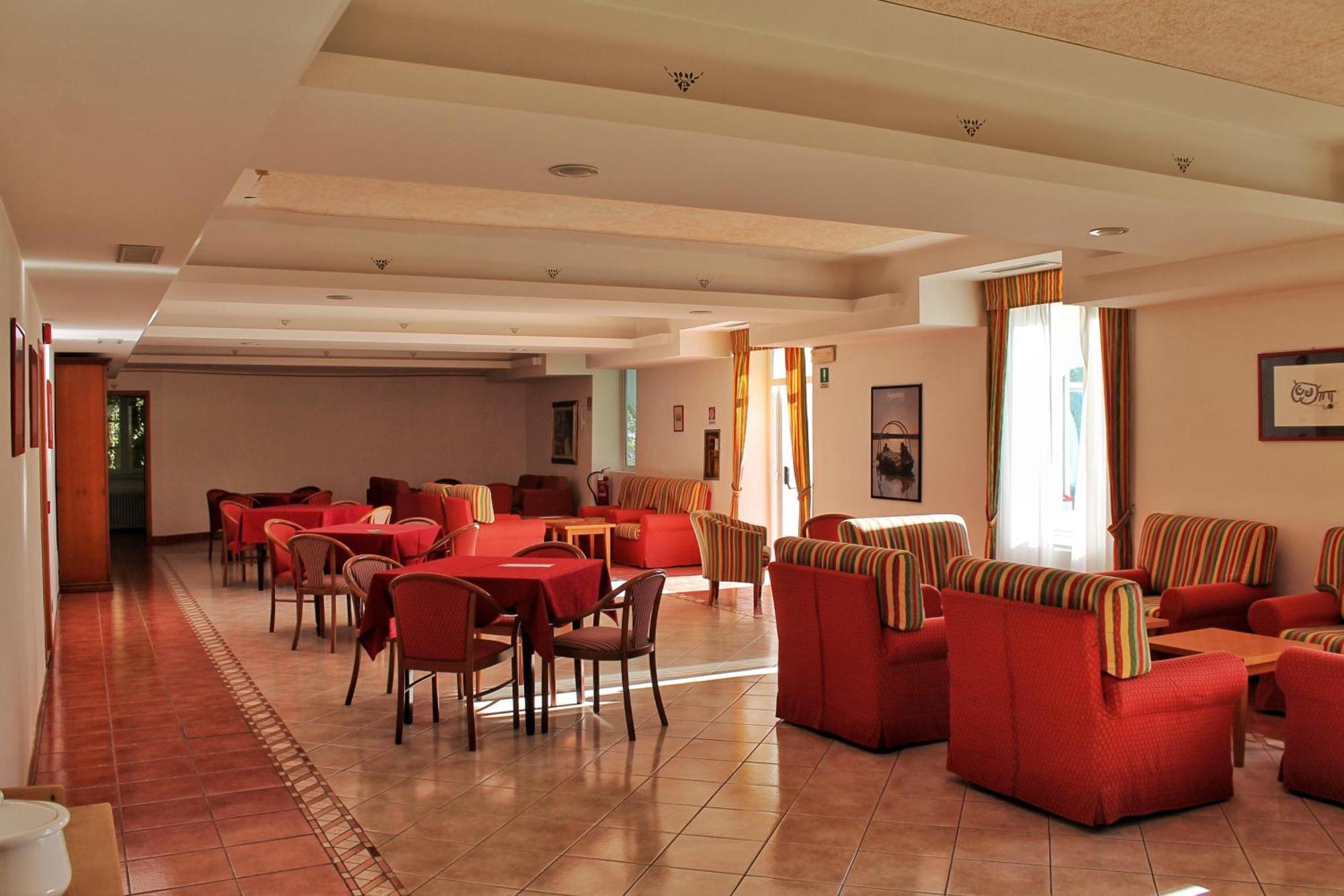 Aparthotel Englovacanze Riva del Garda Exterior photo